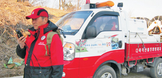 KT파워텔은 전라북도 장수군이 LTE 무전기 '라져'를 활용해 산불감시 및 진화용 통합 통신망을 구축했다고 7일 밝혔다. 장수군청 직원이 LTE 무전기 '라져'를 활용해 산불 감시에 나서고 있다.   KT파워텔 제공